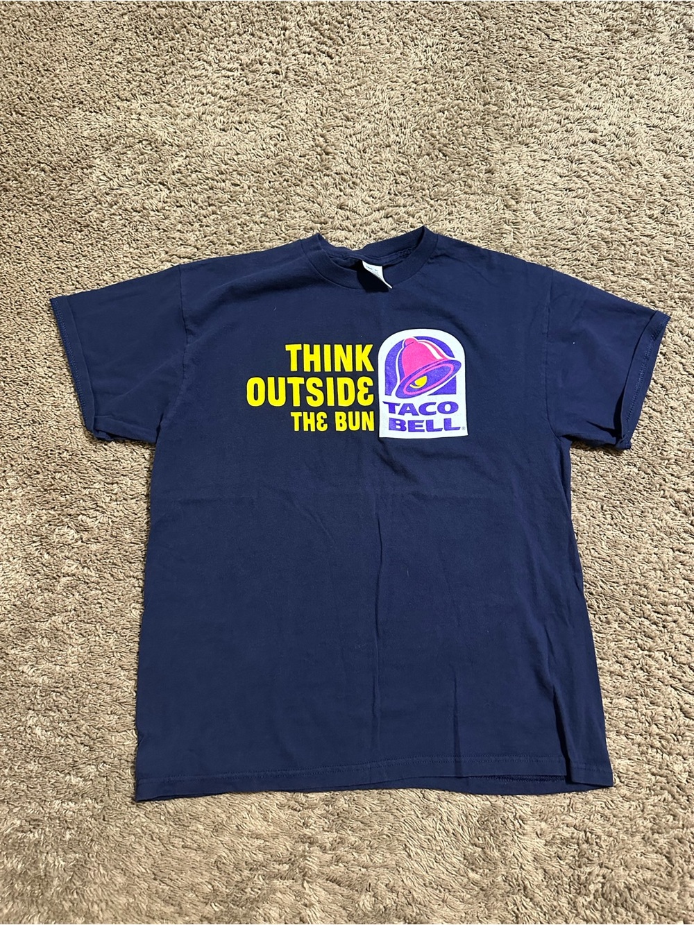 Vintage Taco Bell “think outside the bun” shirt 90s size large